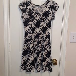 Juniors black and white abstract print dress
